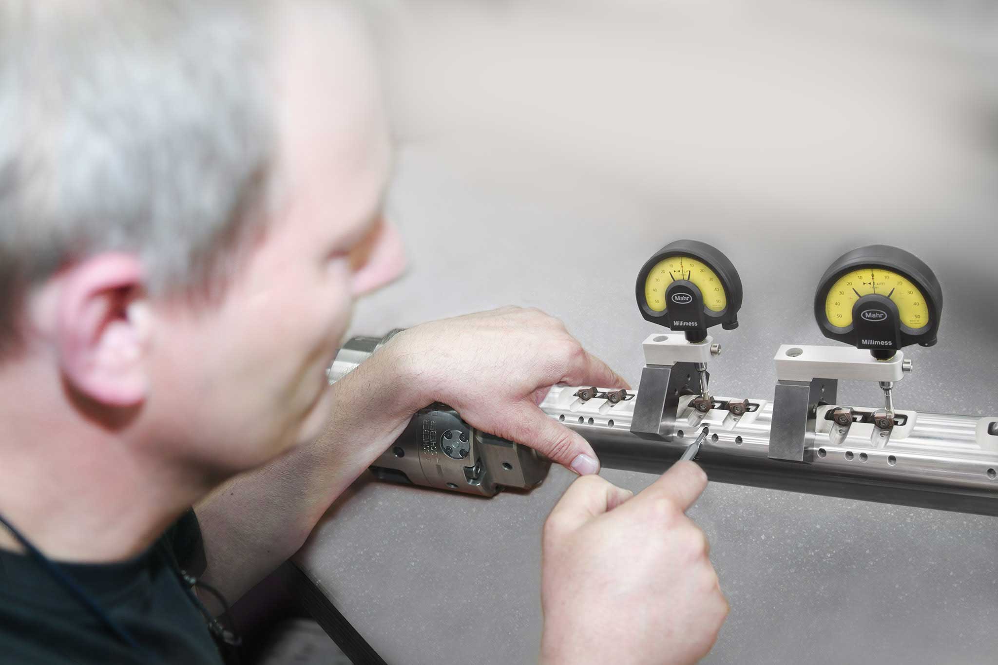 Regular maintenance by qualified MAPAL employees increases the effectiveness and longevity of the actuating tools significantly.