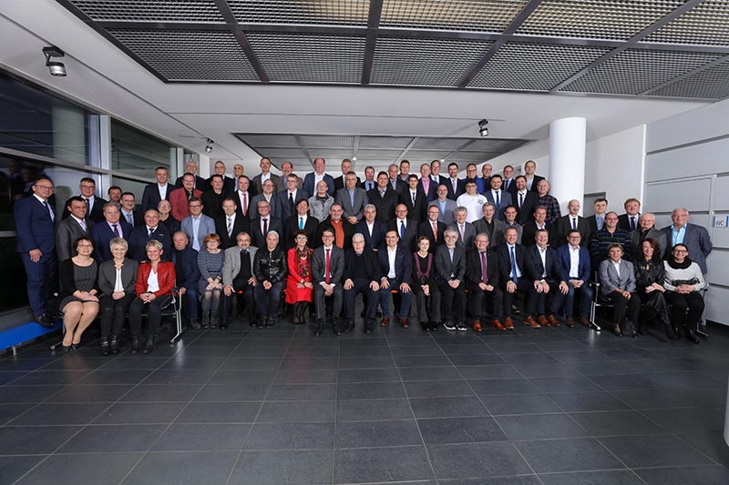 Representatives from MAPAL and the town of Aalen with 127 people celebrating their work anniversary in the MAPAL foyer.