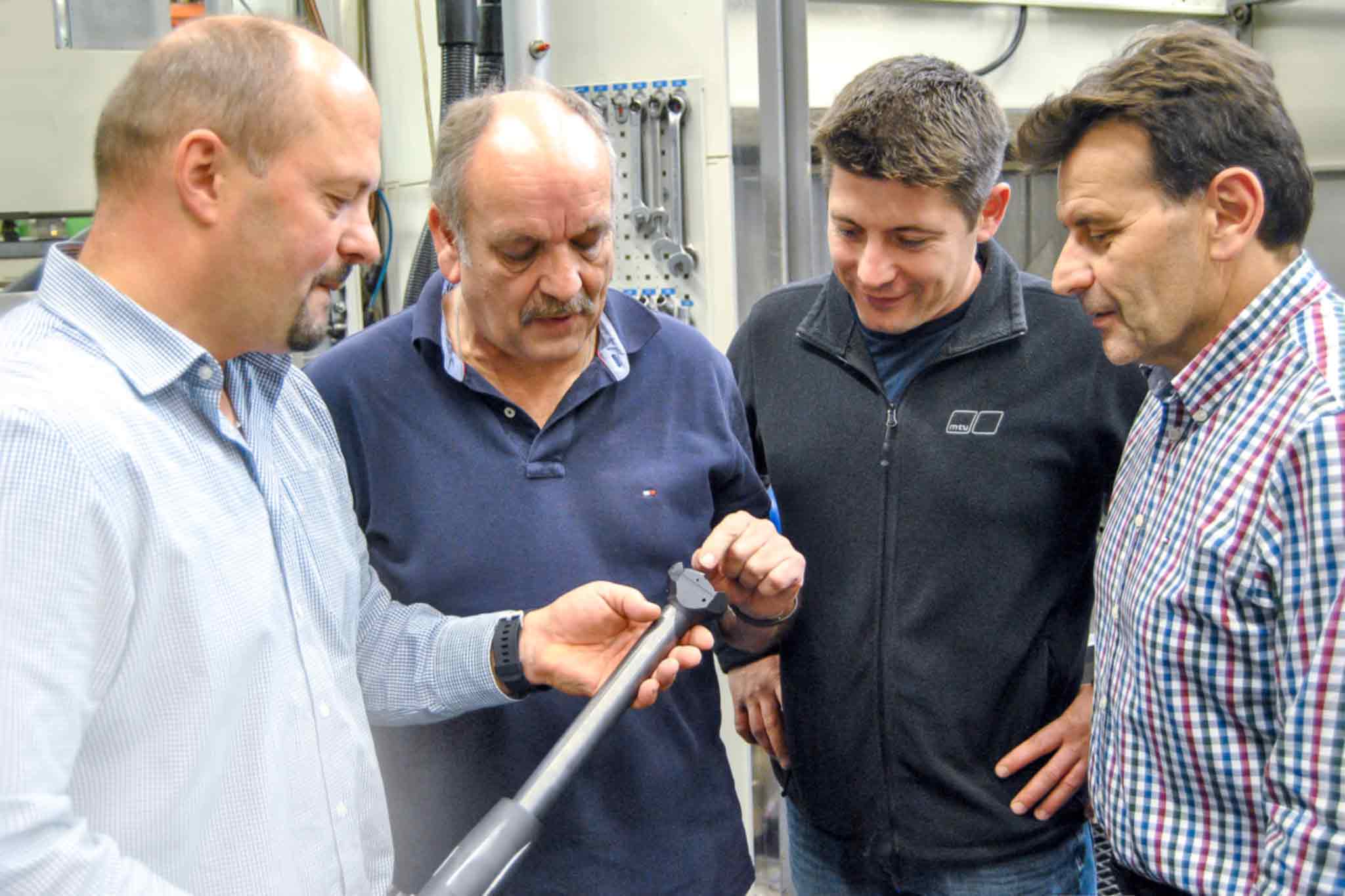 Thomas Jungbeck bespricht mit den MTU-Technikern Hans Schreiner, Waldemar Schmidt und Stefan Wohnhas das Werkzeug.