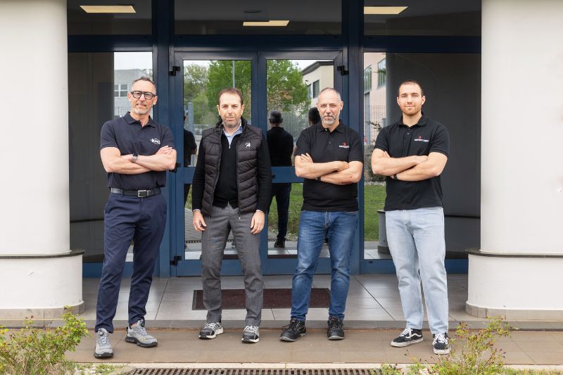Das Bild zeigt die maßgeblichen Beteiligten von MAPAL Italia, Benvenuti und Casappa Group. 