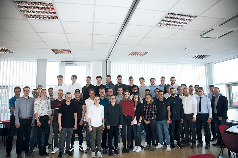 The 37 young specialists at the certificate award ceremony for their final training with representatives from MAPAL.