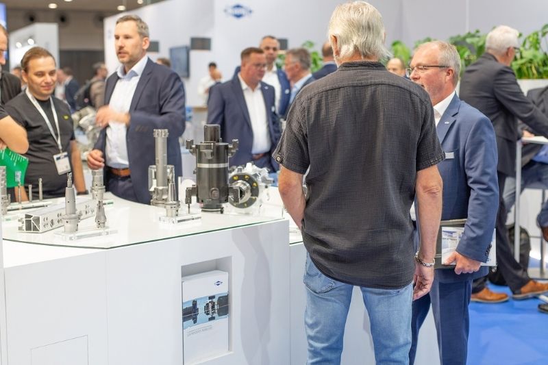 Besucher und MAPAL Mitarbeitende im Gespräch am Messestand auf der AMB 2026.