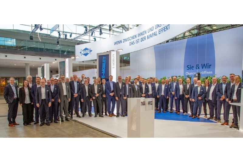 Auf dem Bild ist das Team zu sehen, das auf dem MAPAL Stand während der AMB 2026 Kunden und Interessenten betreut hat. 