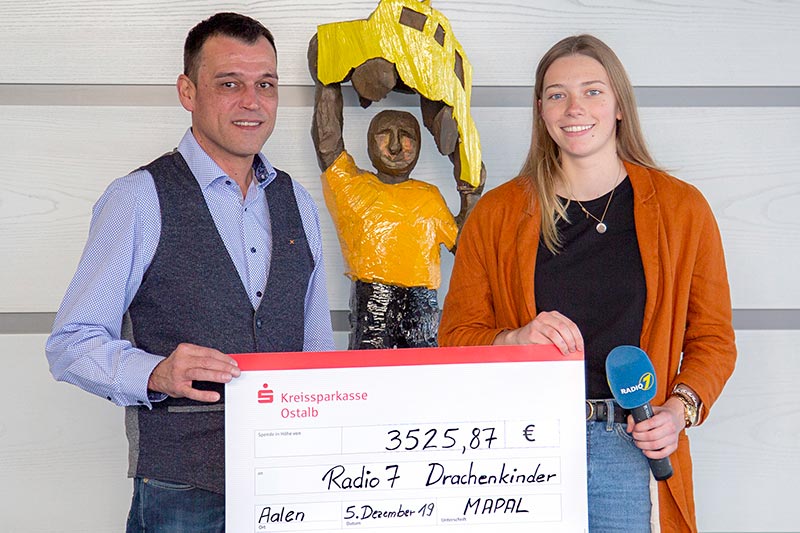 Frank Khöber hands over a big donation cheque for 3,525.87 euros to Veronika Veile for the Drachenkinder (Dragon Kids).