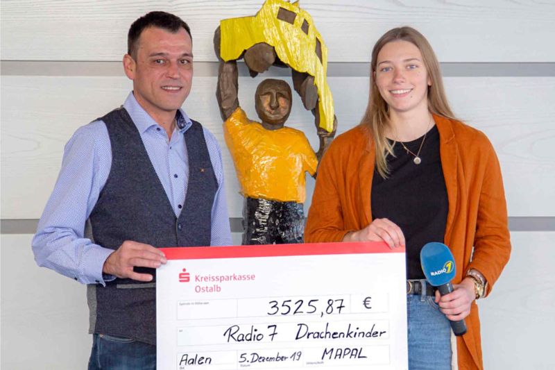 Frank Khöber hands over a big donation cheque for 3,525.87 euros to Veronika Veile for the Drachenkinder (Dragon Kids).
