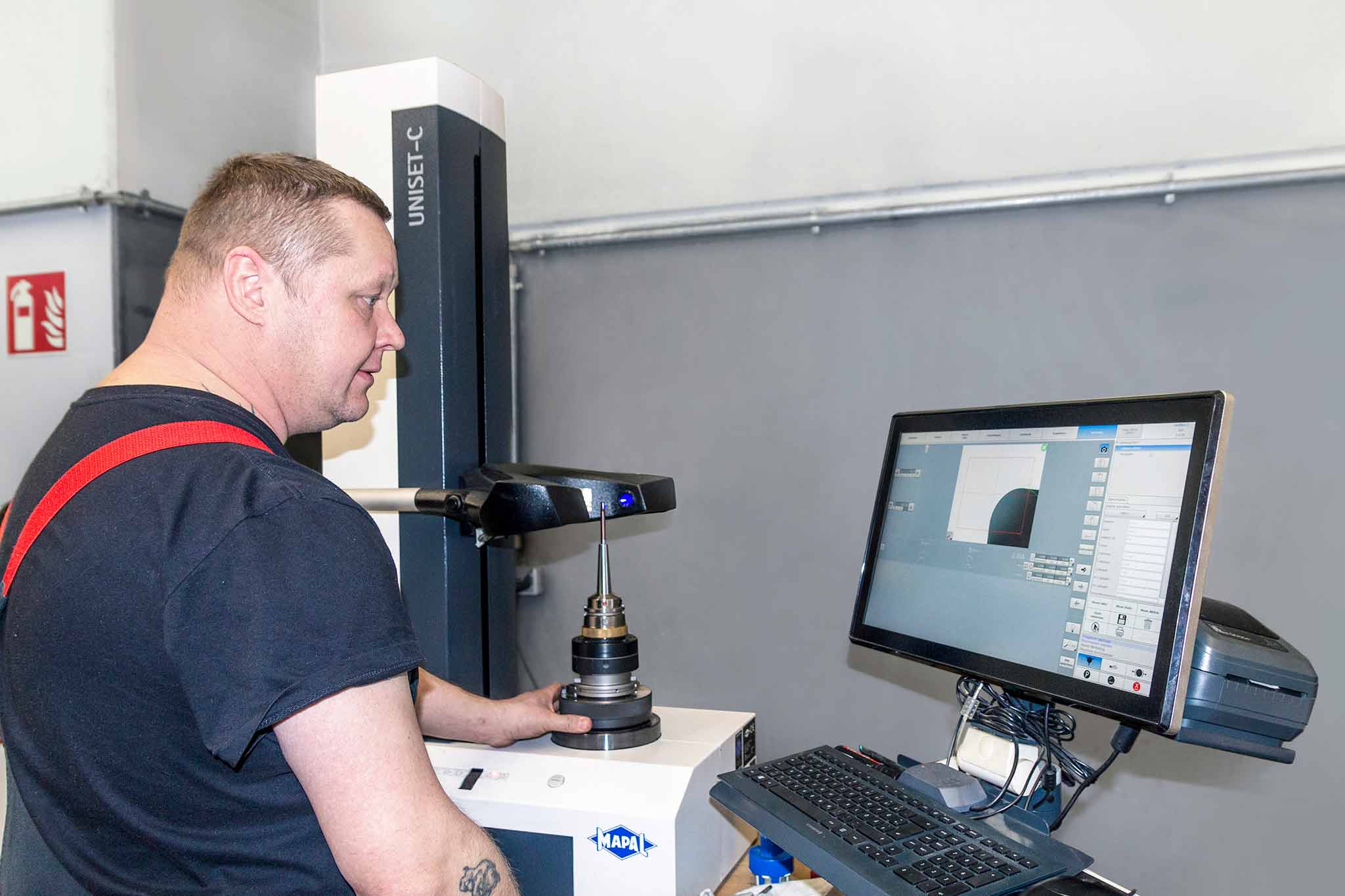 On the UNISET-C tool setting device, David Frommhold prepares the tool system for production use. He receives the measuring program directly from the CAM system. The measuring protocol is transferred to the machine via c-Com and the c-Connect box.