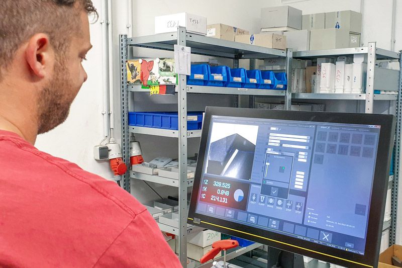 Sebastian Swiniarski de Schlote Harzgerode vérifie l’arête de coupe du foret profond en PCD de MAPAL.