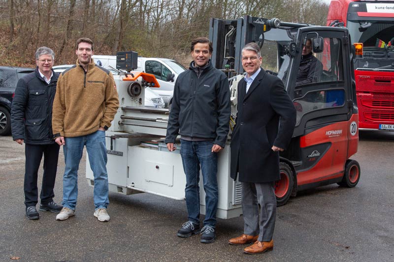Two lathes, tools and much more were presented by Dr. Jochen Kress and Uwe Hessler to those responsible for the Gmünd association “Hilfe für Togo”.