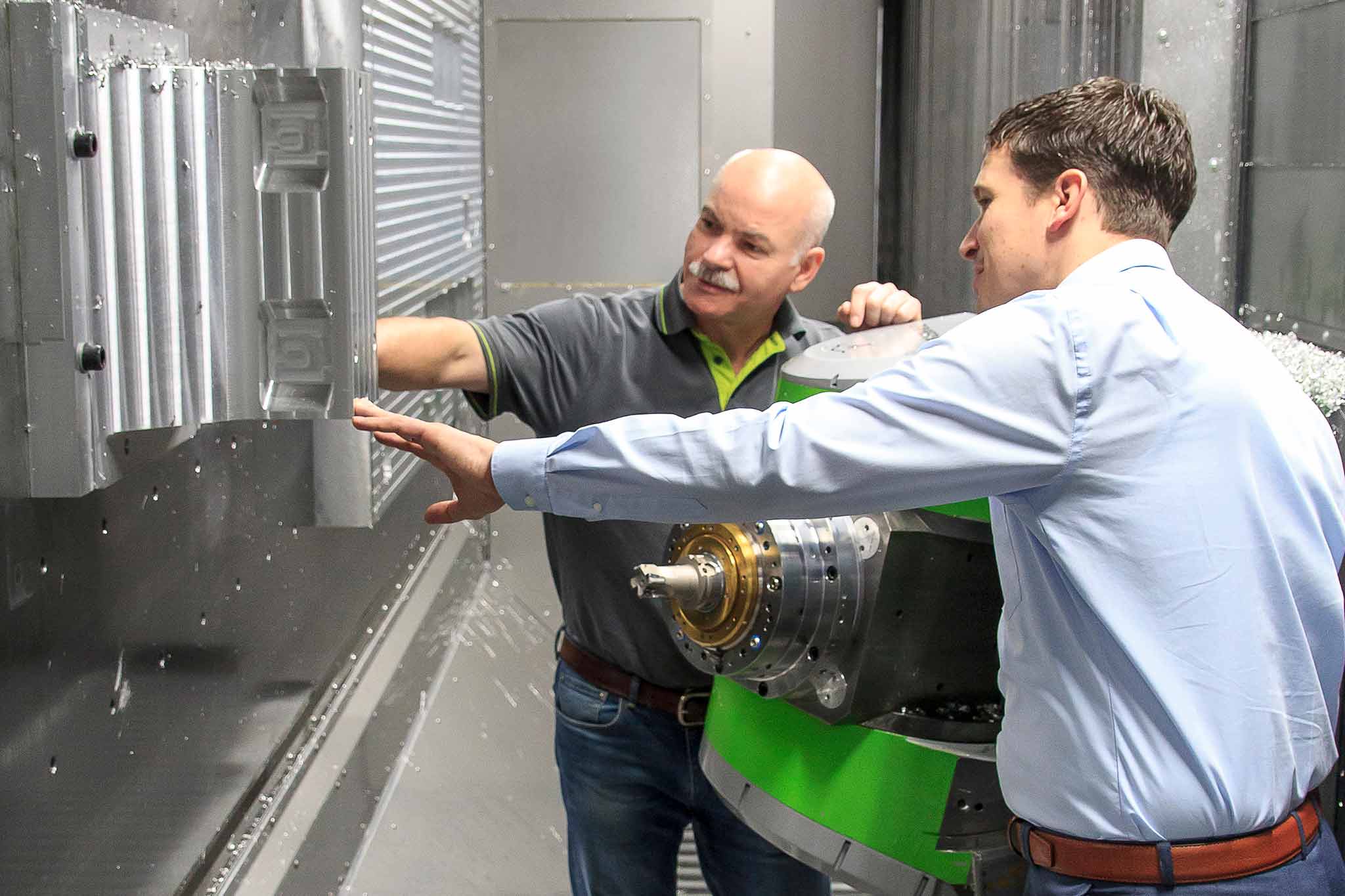 Dietmar Maichel und Bernd Scheurenbrand analysieren die Bearbeitung direkt im Horizontal-Bearbeitungszentrum. 