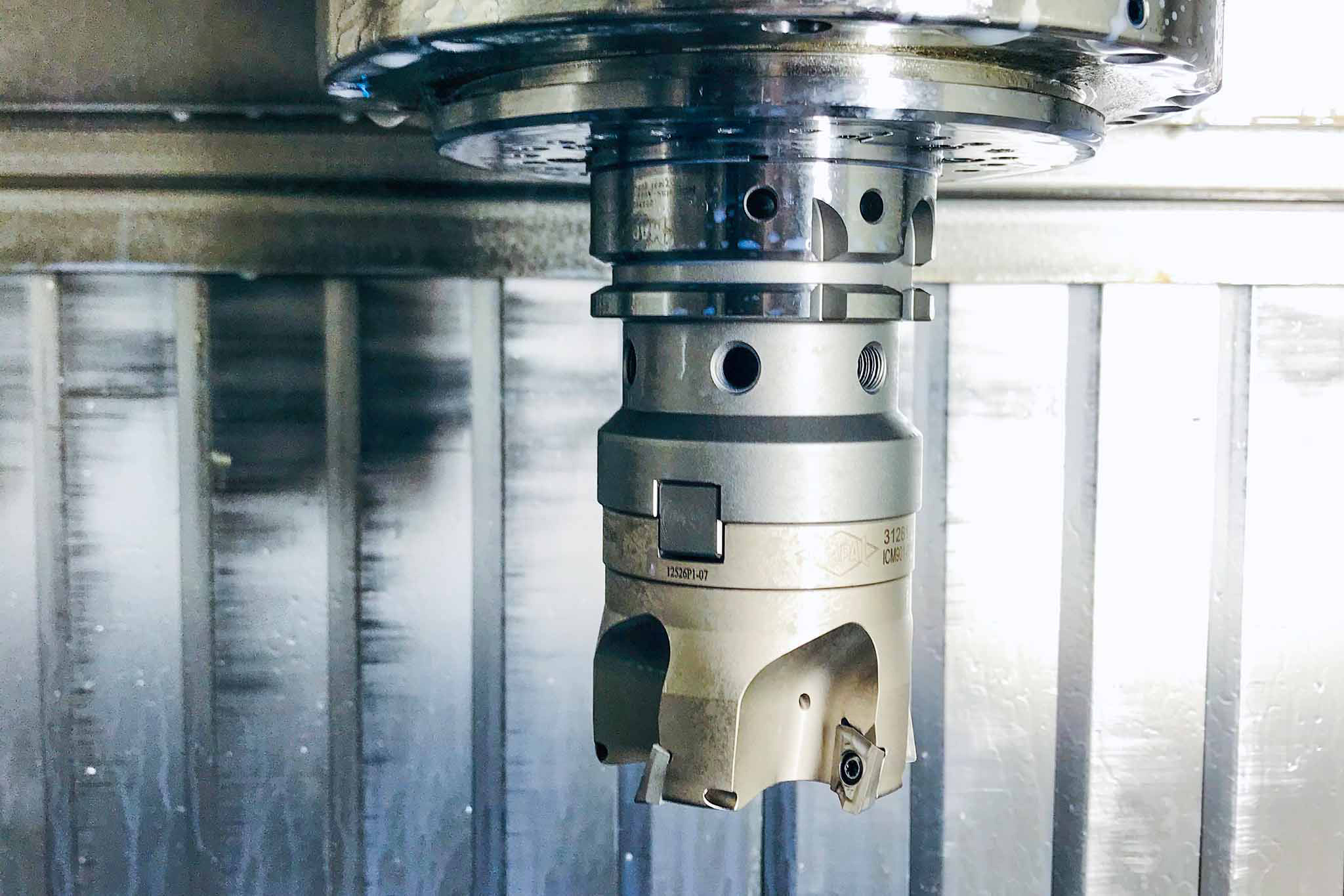The picture shows an indexable insert milling cutter clamped in the machine.