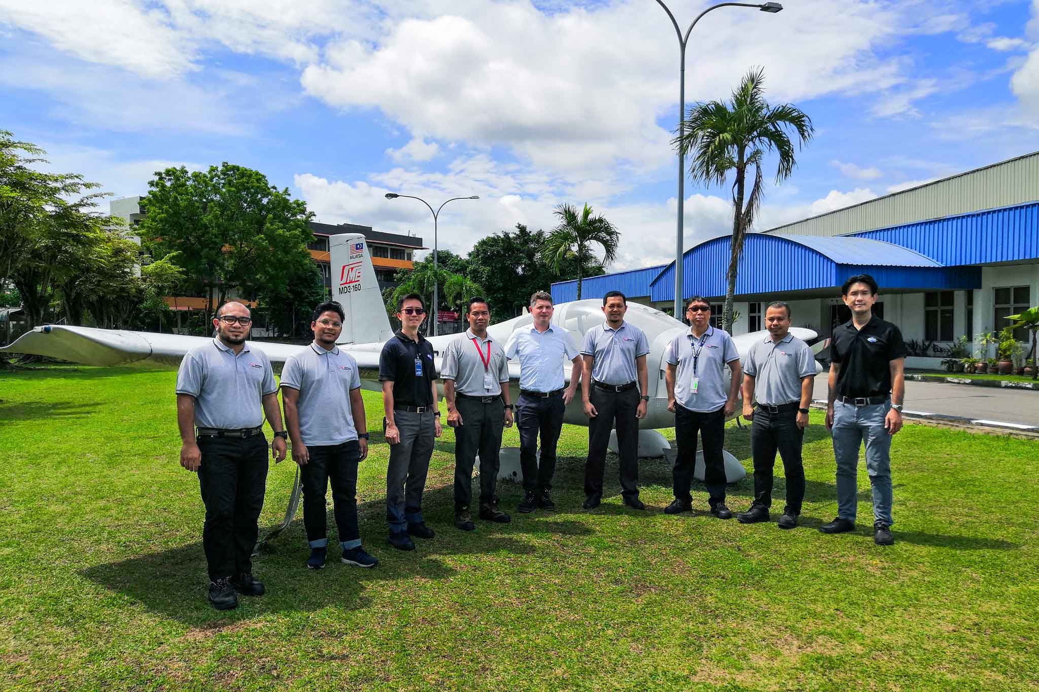 Das Projektteam bestehend aus acht Mitarbeitern von SMEA und MAPAL steht vor einem Flugzeug.