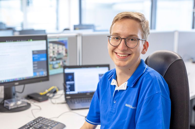 The picture shows Philipp Rottenbiller, apprentice IT specialist for application development at MAPAL in Aalen.