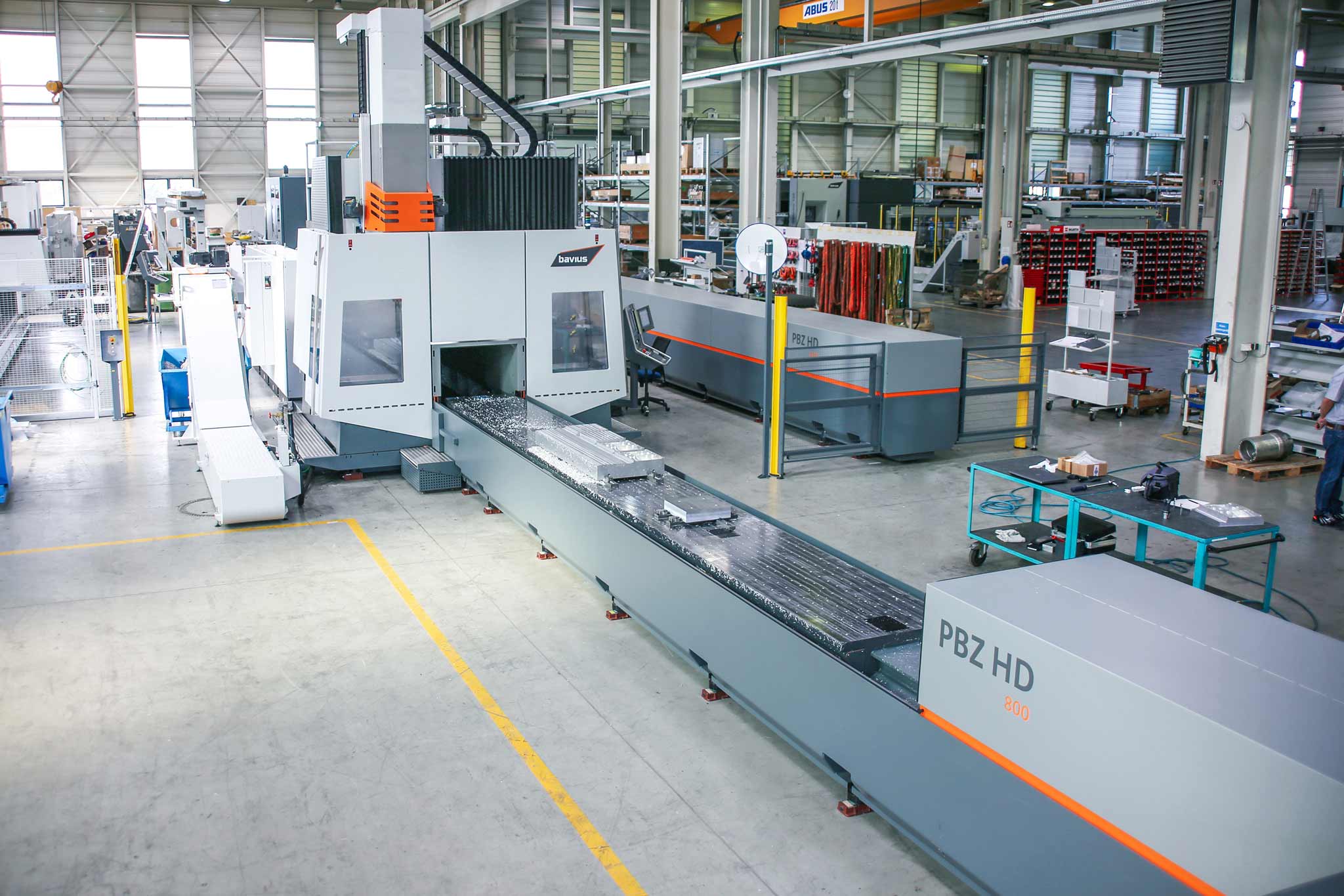 Ein Blick in die Produktion der bavius technologie GmbH mit dem Fünf-Achs-Bearbeitungszentren der PBZ HD-Baureihe.