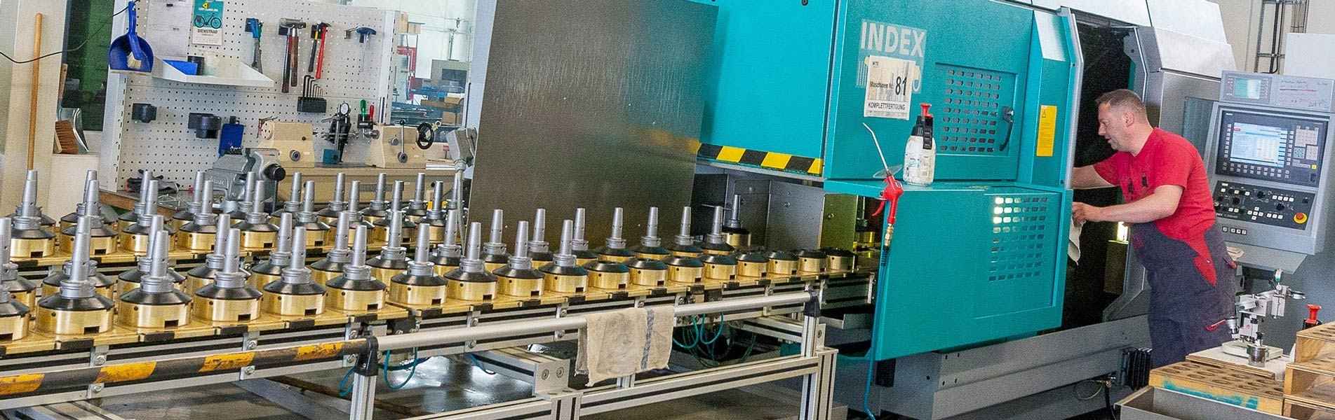 The picture shows an employee of WTE working in production.