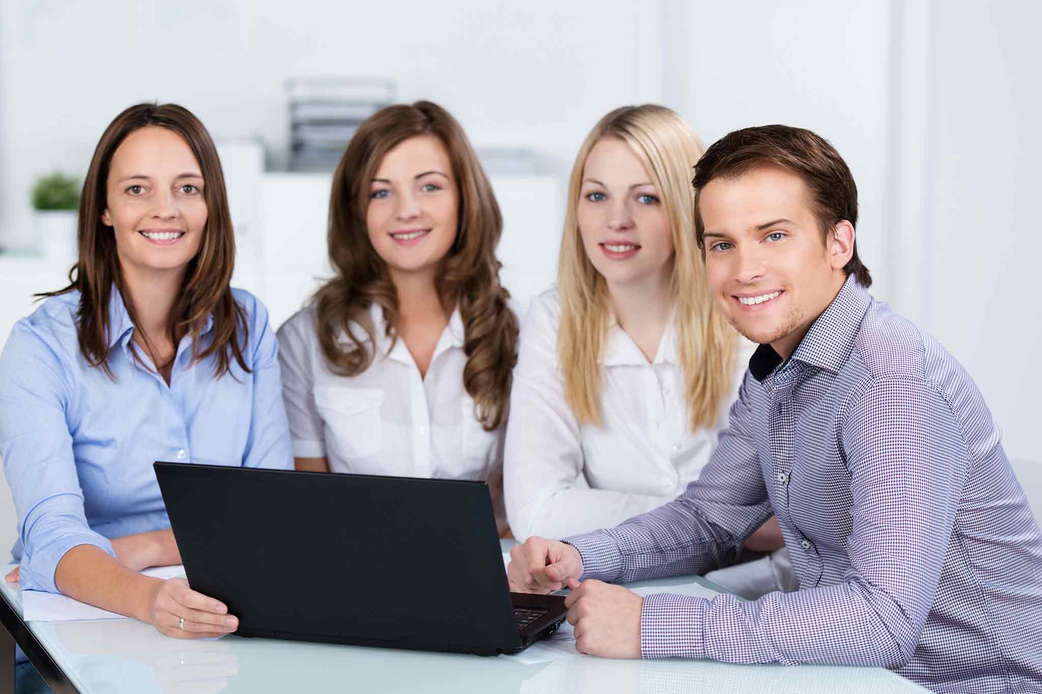 Eine Mitarbeiterin und drei Studierende sind auf dem Bild zu sehen.