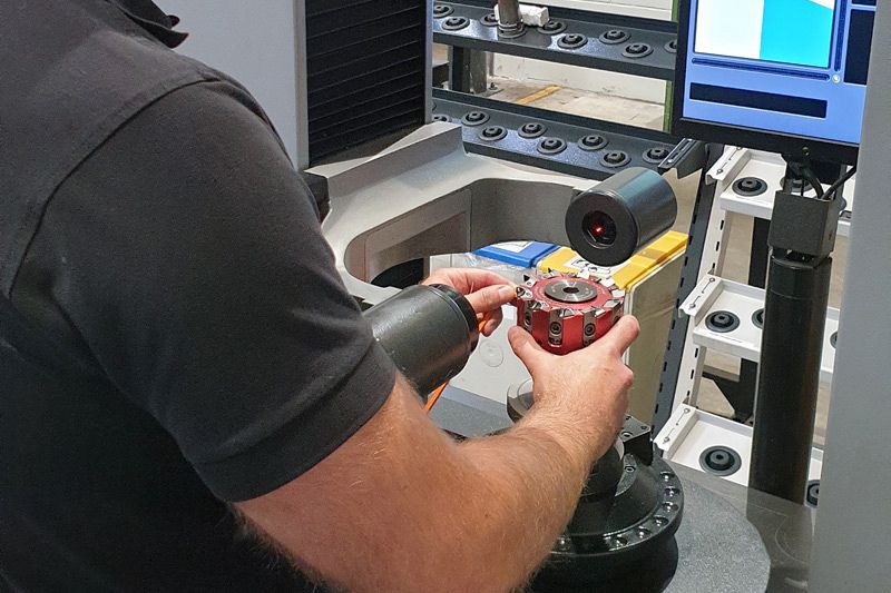 Uma cabeça de fresagem em PCD está sendo ajustada.