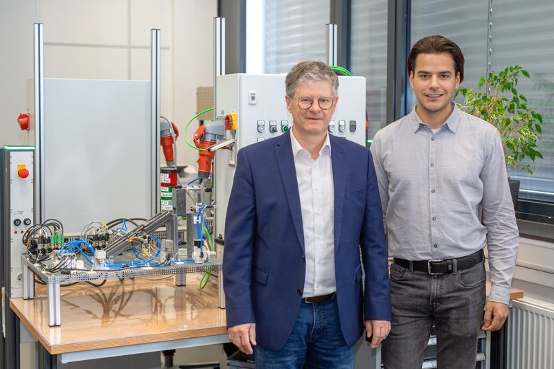 The picture shows Uwe Hessler and Henrik Konrad.