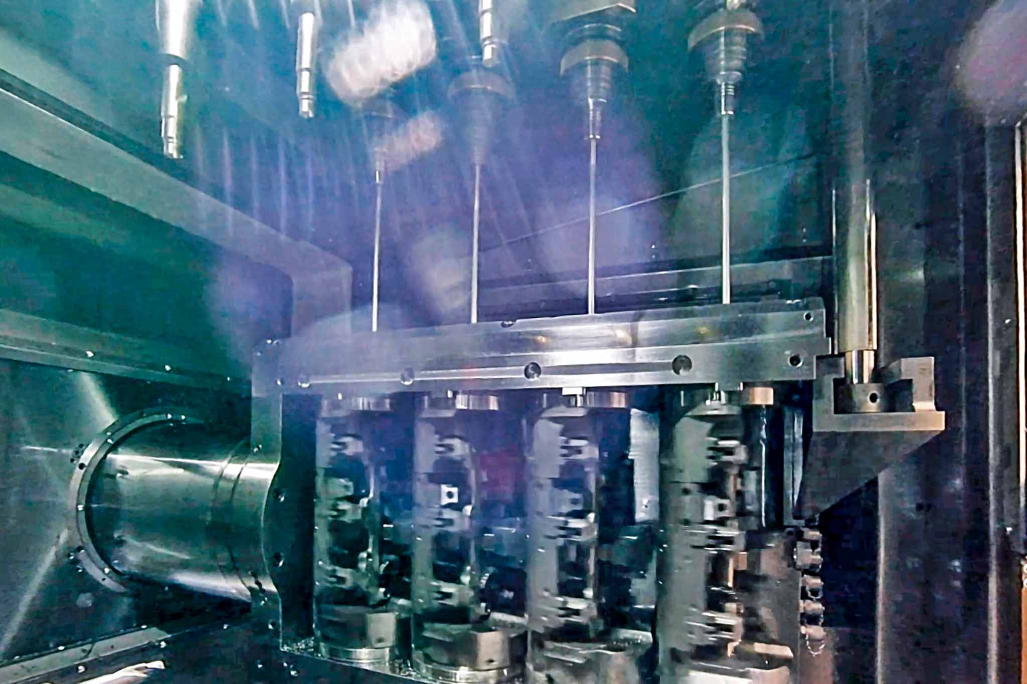 Four deep drills can be seen in the manufacturing module during the machining of fuel distributors.