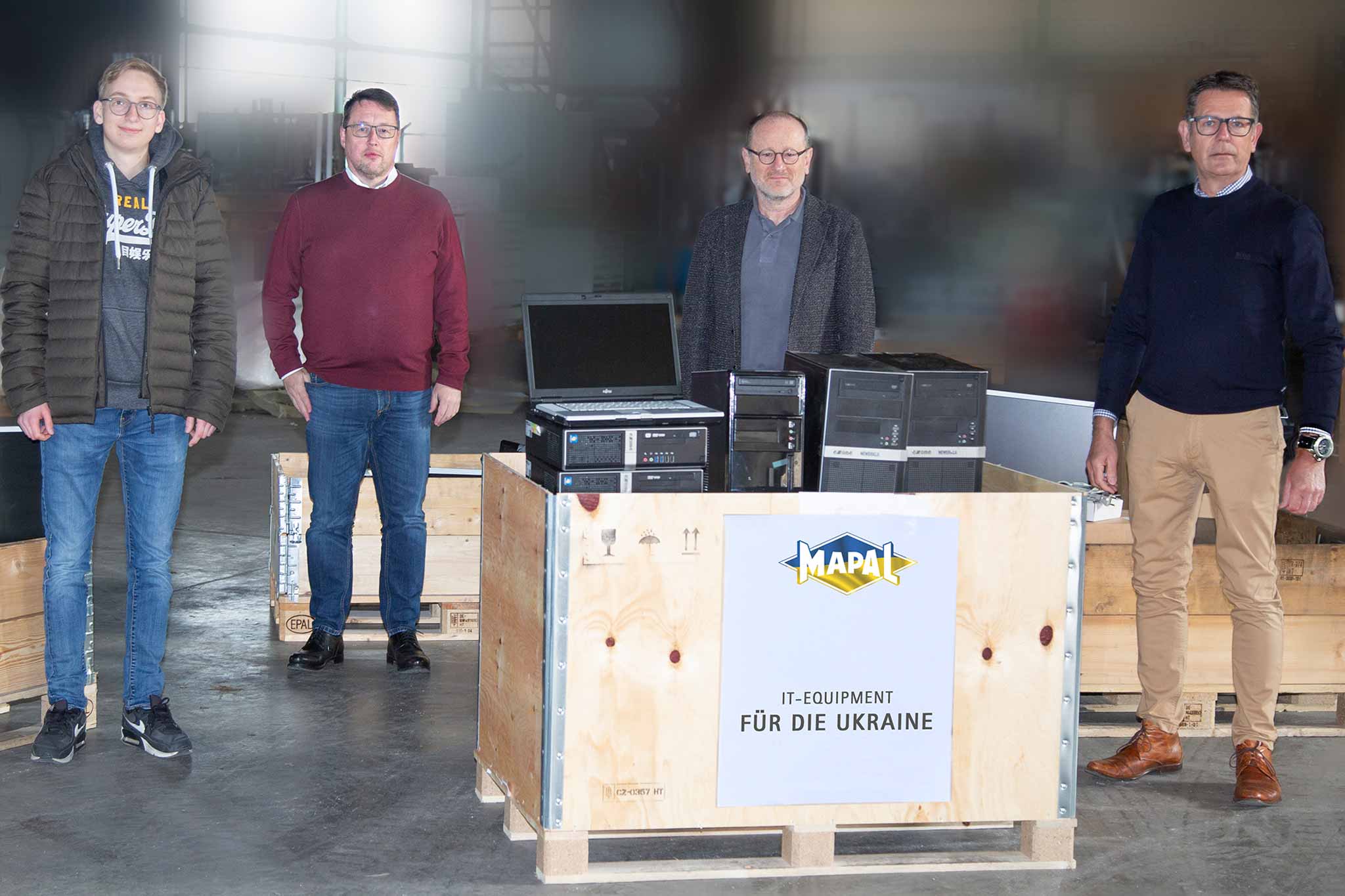 Philipp Rottenbiller, Dr. Erwin Schuster, Jacek Kruszynski and Andreas Enzenbach from MAPAL (from left) with a part of the IT equipment.