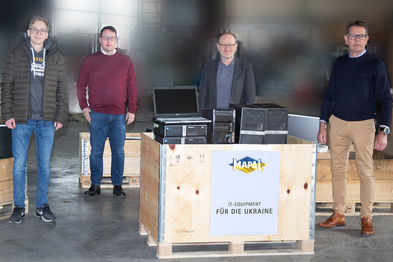 Philipp Rottenbiller, Dr. Erwin Schuster, Jacek Kruszynski and Andreas Enzenbach from MAPAL (from left) with a part of the IT equipment.