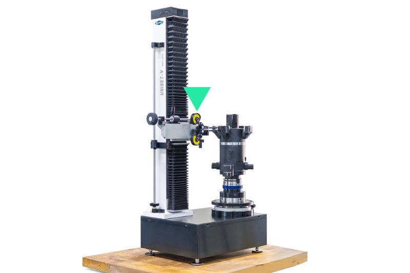 Photo of the Uniset-V-basic-plus with tactile cutting edge adjustment.
