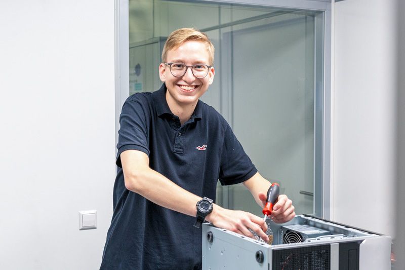 Philipp Rottenbiller, IT specialist trainee at MAPAL in Aalen, at his workplace.