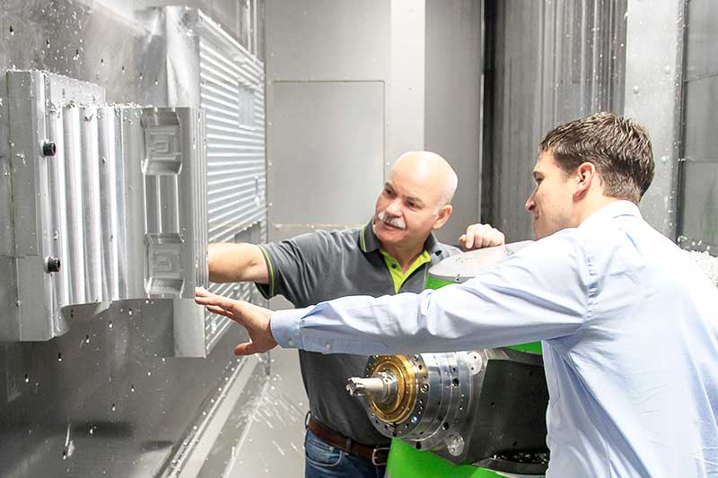 The picture shows a technical advisor from MAPAL in conversation with a customer.
