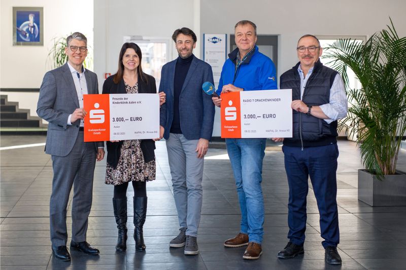 Dr. Jochen Kress and Uwe Homann of MAPAL hand over symbolic cheques to the representatives of the aid organisations.