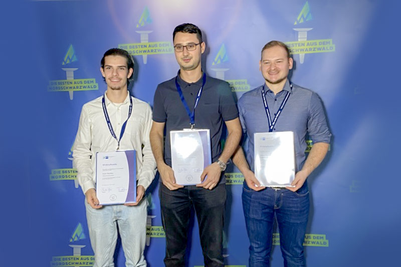 Group photo of the awarded trainees of the MAPAL centre of competence Pforzheim.