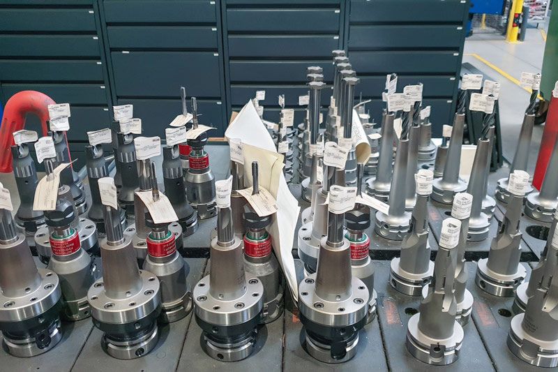 Uma série de ferramentas pré-ajustadas da MAPAL está pronta para ser armazenada no sistema de distribuição UNIBASE.