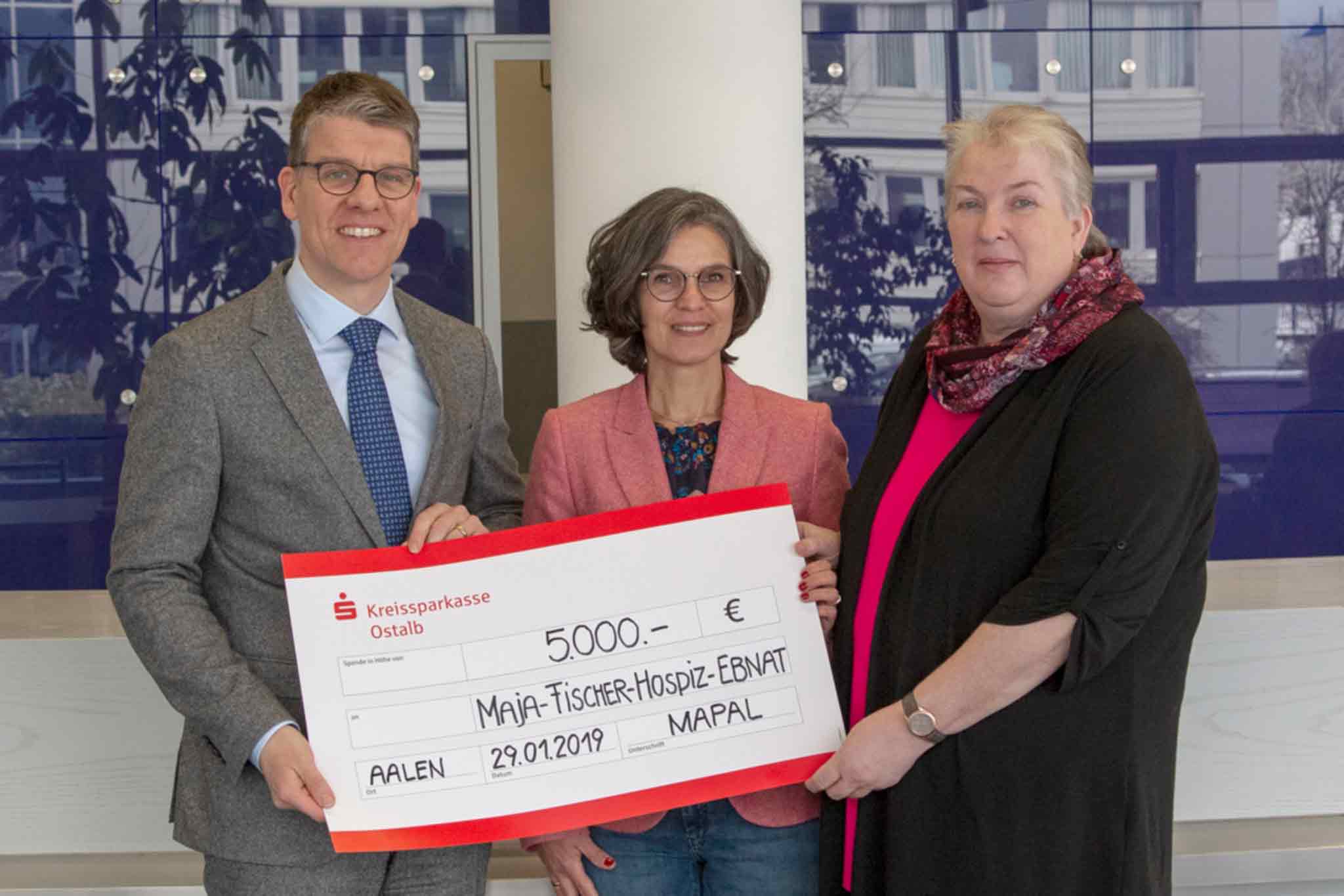From left at the handover of the 5,000 euro cheque: Dr Jochen Kress, Birgit Nohl and Helga Schmidt. 