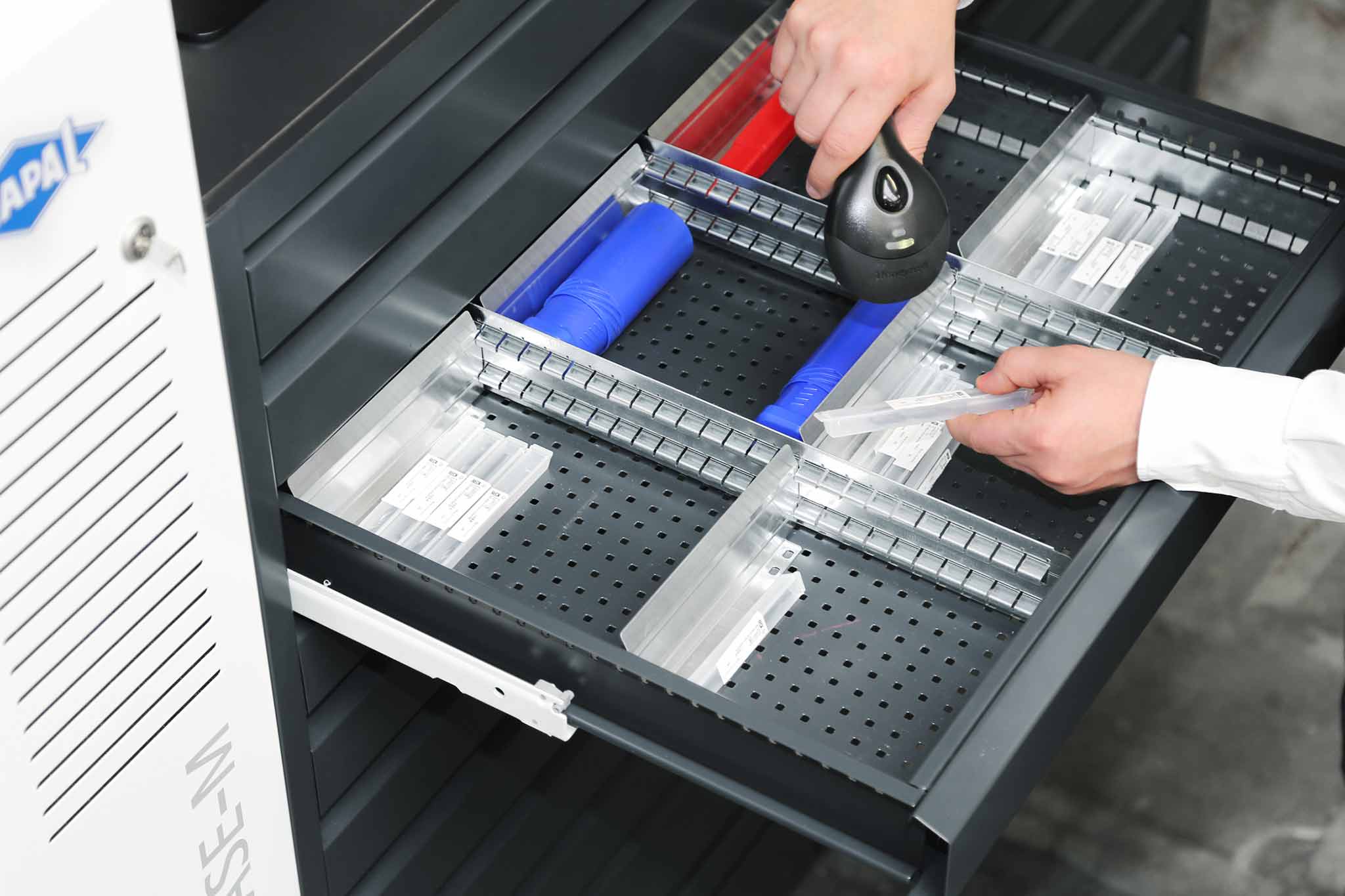 Entnahme eines Bohrers aus einem Unibase-M Werkzeugausgabesystem von MAPAL.