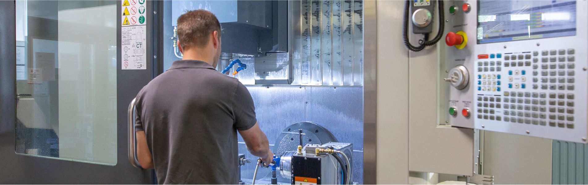 The picture shows an employee of August Beck GmbH & Co. KG working in production.