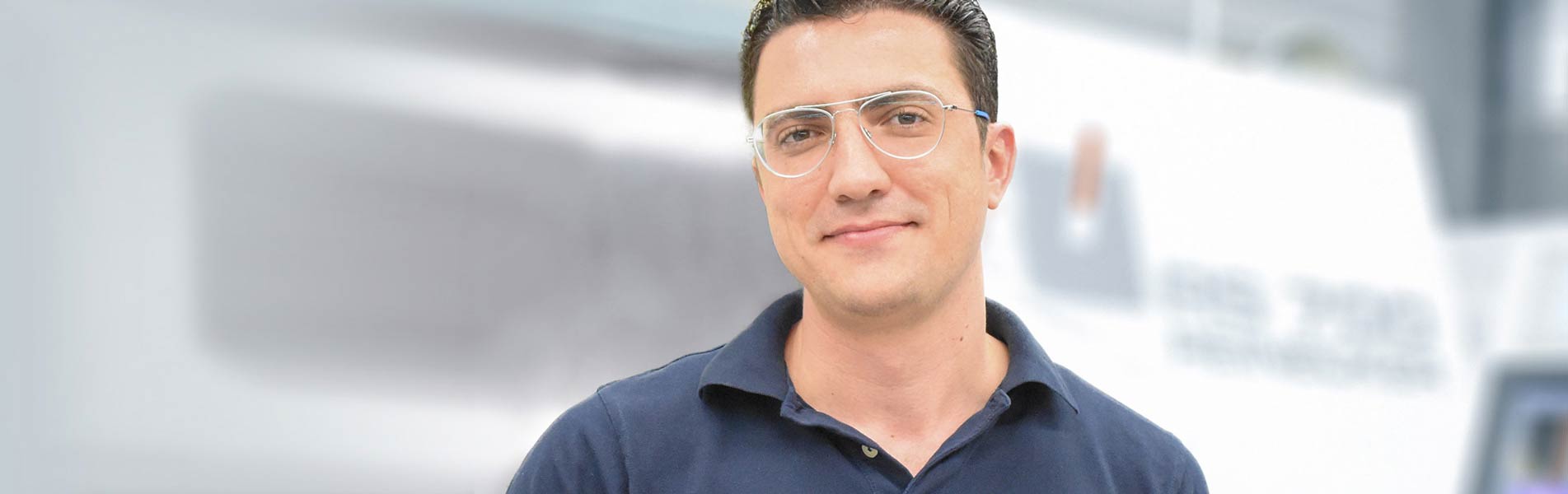 Der MAPAL Mitarbeiter Bakr Chareeb vor seiner Schleifmaschine.