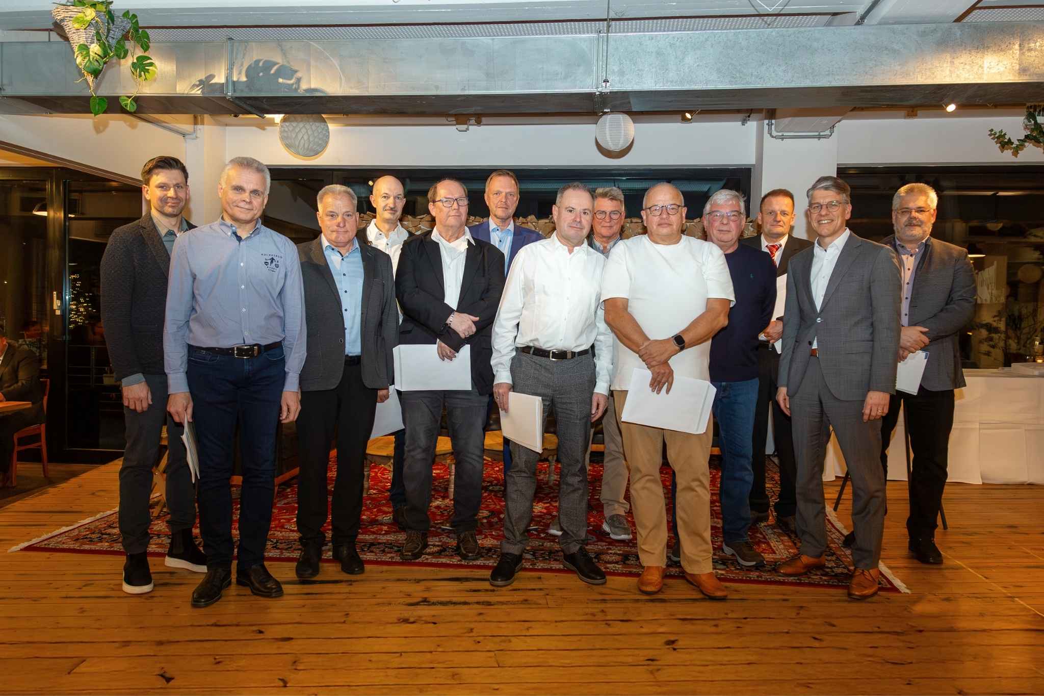 Those celebrating 45 and 40 years of service at MAPAL Aalen were honored by MAPAL boss Dr. Jochen Kress and Aalen's business promoter André Mandel at the “Freudenschmaus”.