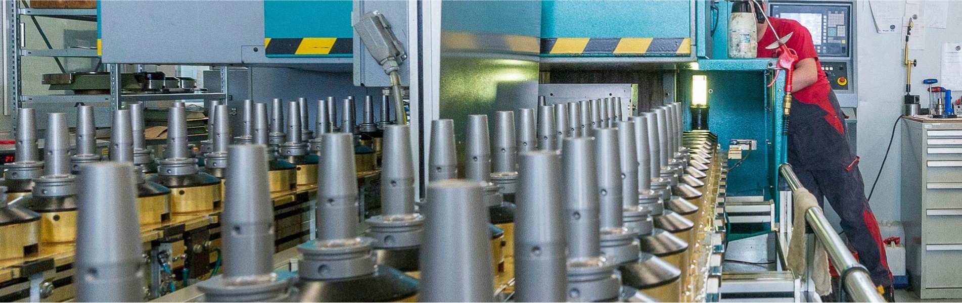 The picture shows an employee of WTE working in production.