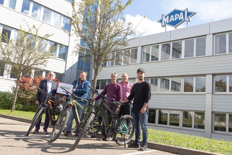 Mitarbeiter auf einem Parkplatz mit MTB