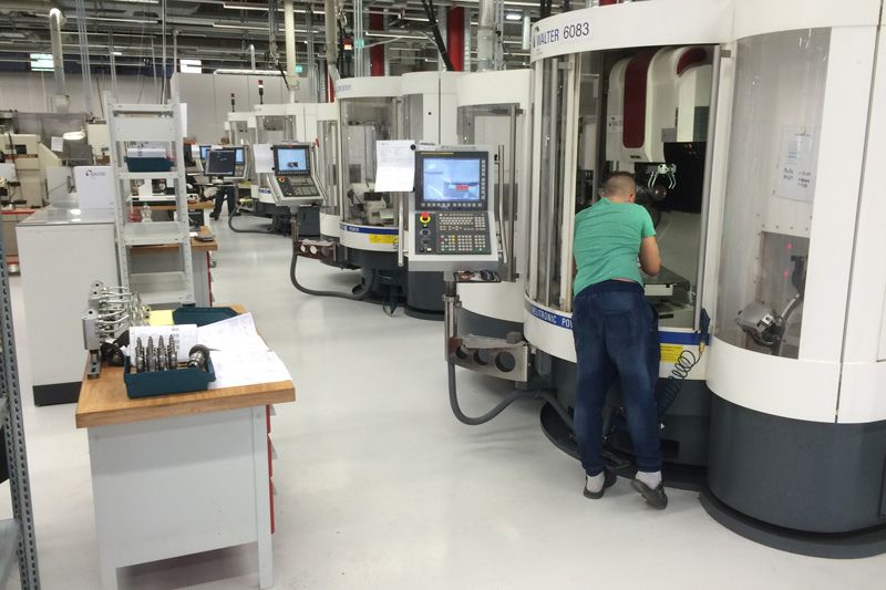 La imagen muestra una vista de la zona de rectificado de herramientas durante el preprocesamiento.