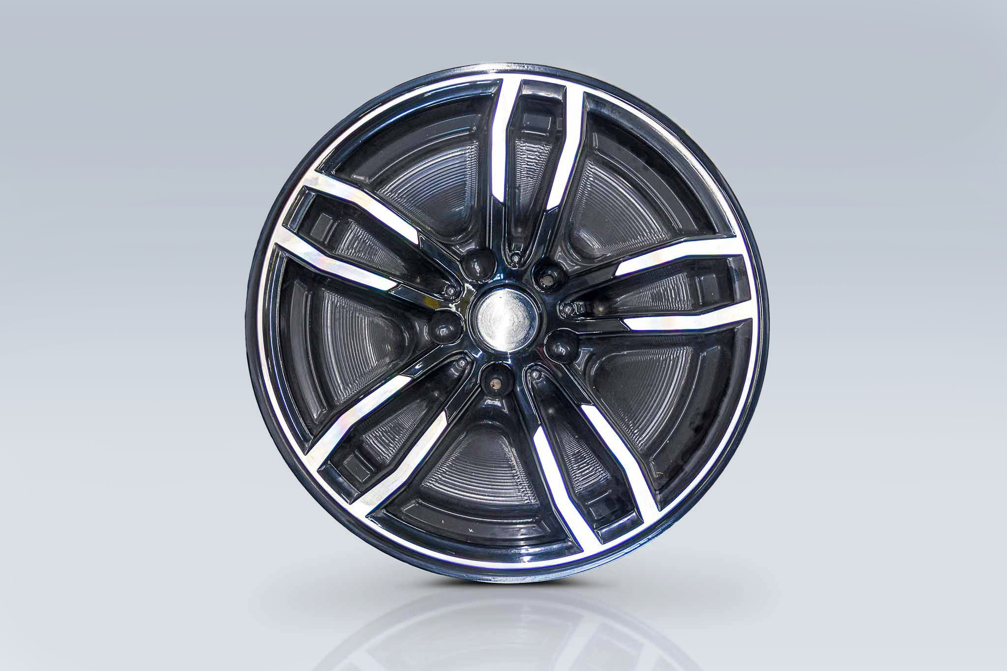 The picture shows a completely machined wheel on a white background.
