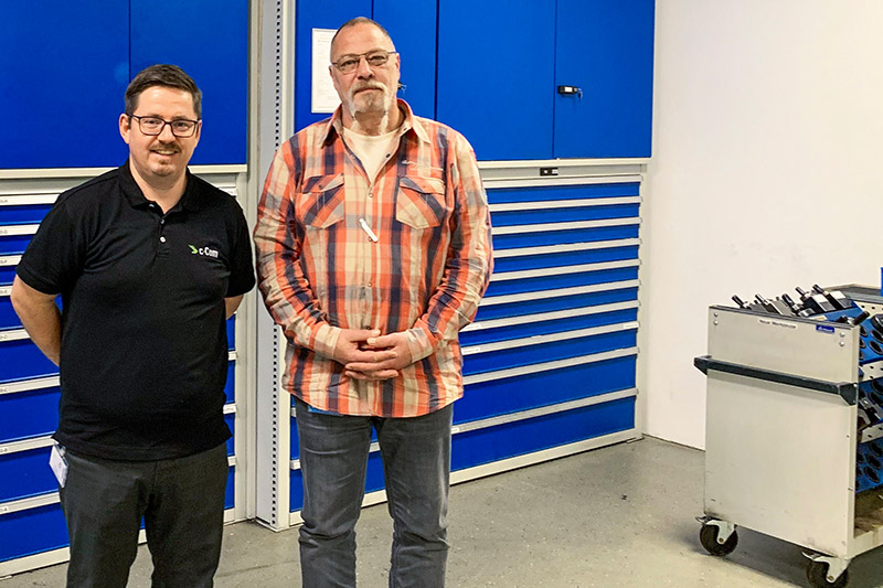 Auf dem Bild sind Markus Deininger, Project Manager c-Com, und Heiko S., Teamleiter Werkzeuge thyssenkrupp Presta Schönebeck, abgebildet.