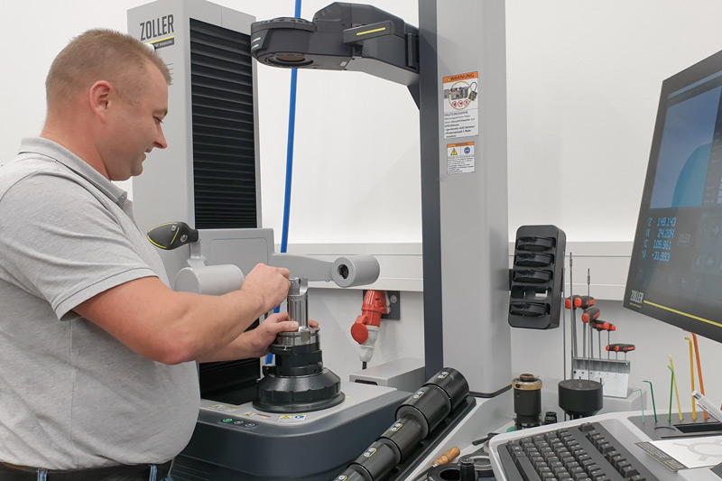 Eugen Bien with a NeoMill-Alu-QBig milling cutter