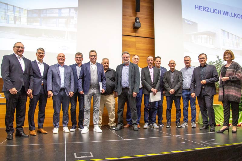 Jubilee ceremonies after the Corona break: Dr. Jochen Kress honoured 444 employees for their loyality to the company.
