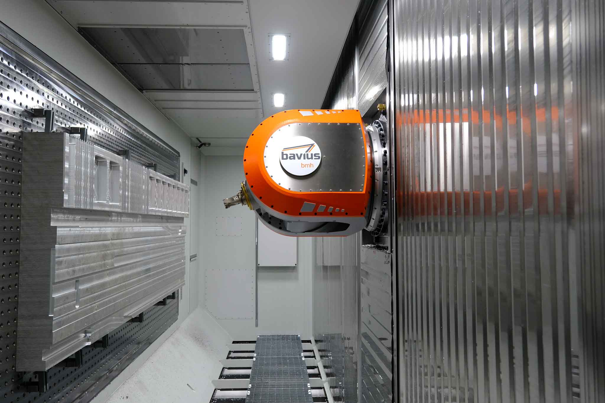 Das Bild zeigt den Innenraum der bavius Maschine mit großer Aluminiumplatte und dem eingespannten Fräser OptiMill-Alu-Wave. 