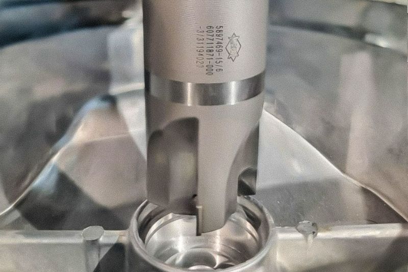 The image shows a fine boring tool of MAPAL With PCD-cutting edges.