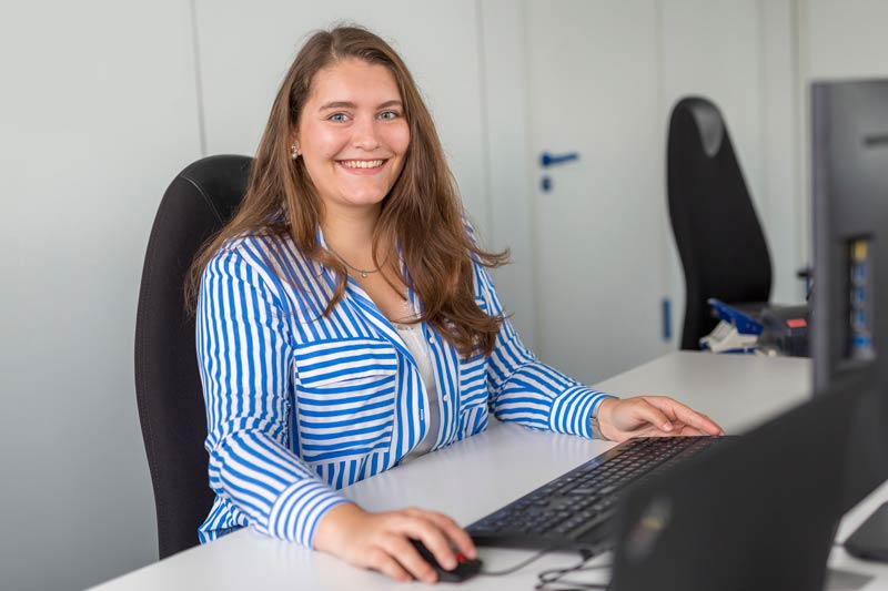The picture shows Lena Klaus, trainee industrial clerk at MAPAL in Aalen.