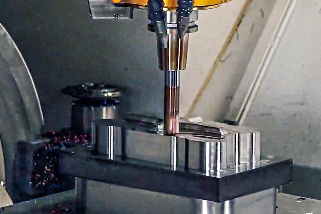 Das Bild zeigt die Schruppbearbeitung des Musterbauteils auf der Maschine.