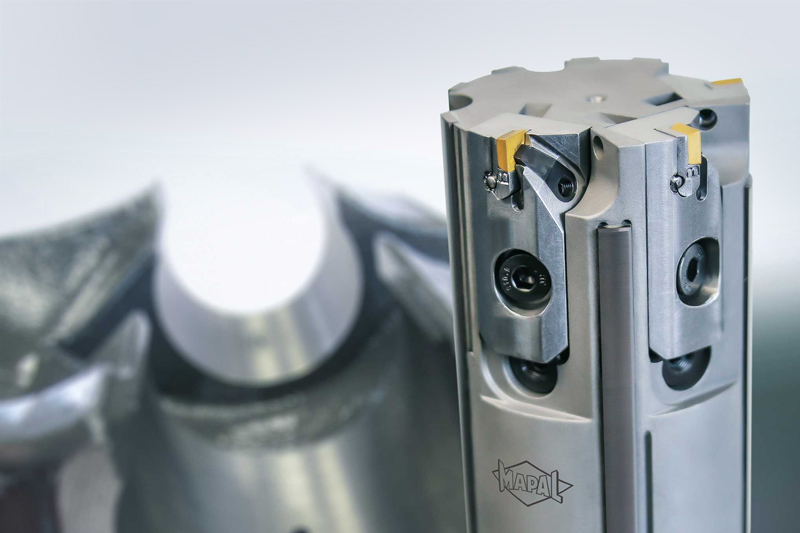 The fine boring tool with three asymmetrically arranged indexable inserts. The part can be seen in the background.