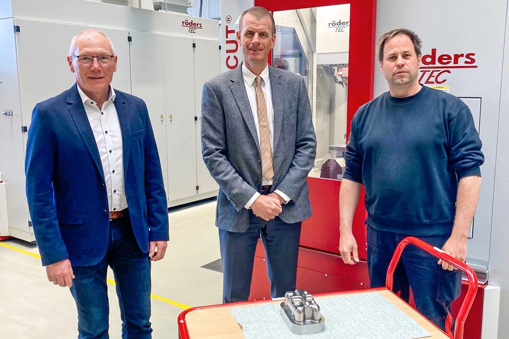 Dr.-Ing. Oliver Gossel, Prokurist der Röders GmbH (Mitte), mit Karsten Wolff, MAPAL (links), und Mario Wilkemeyer, Röders GmbH (rechts).