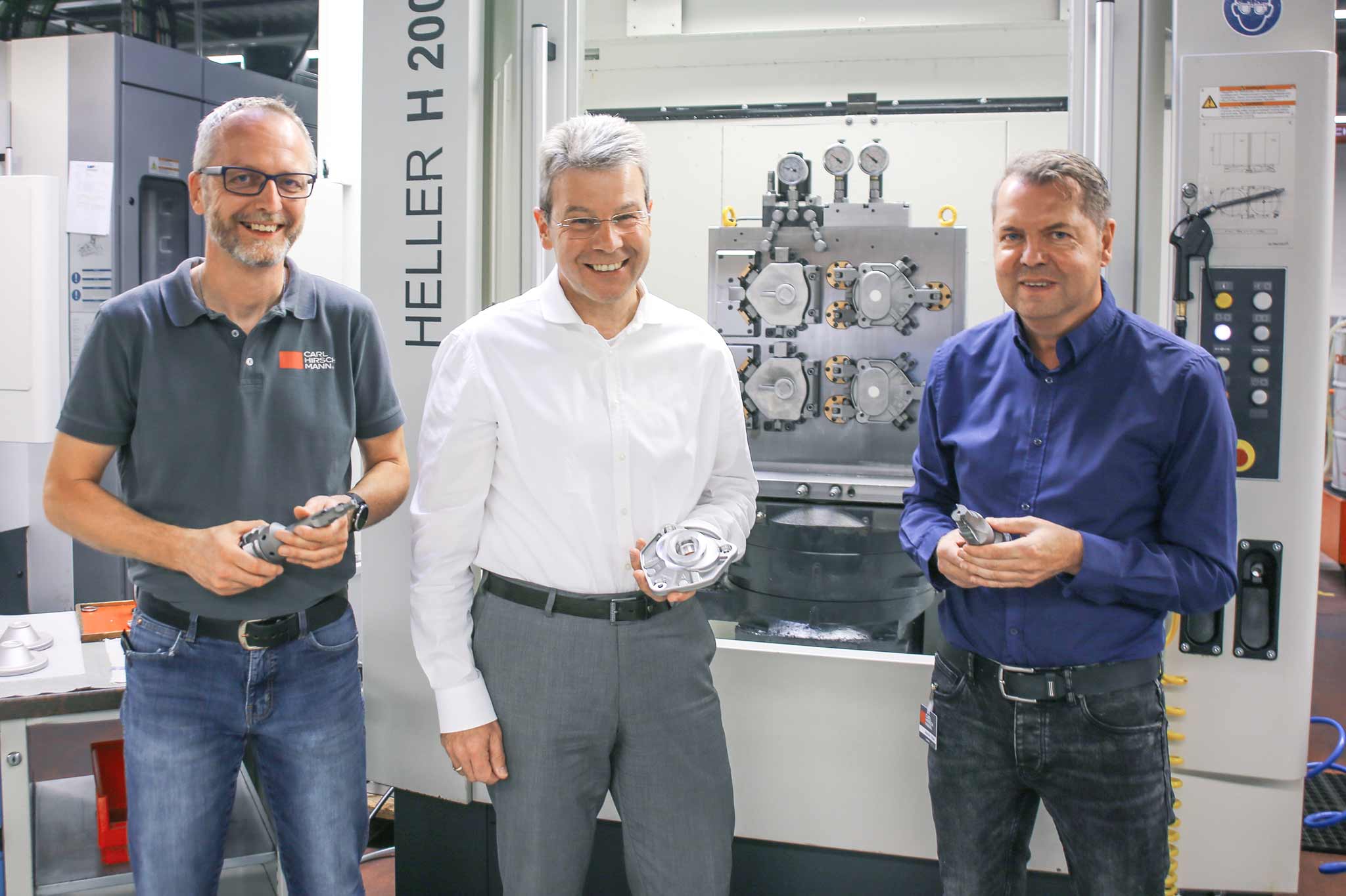 Das Bild zeigt Thomas Maier und Rainer Harter von Carl Hirschmann sowie Thomas Kuner von MAPAL.
