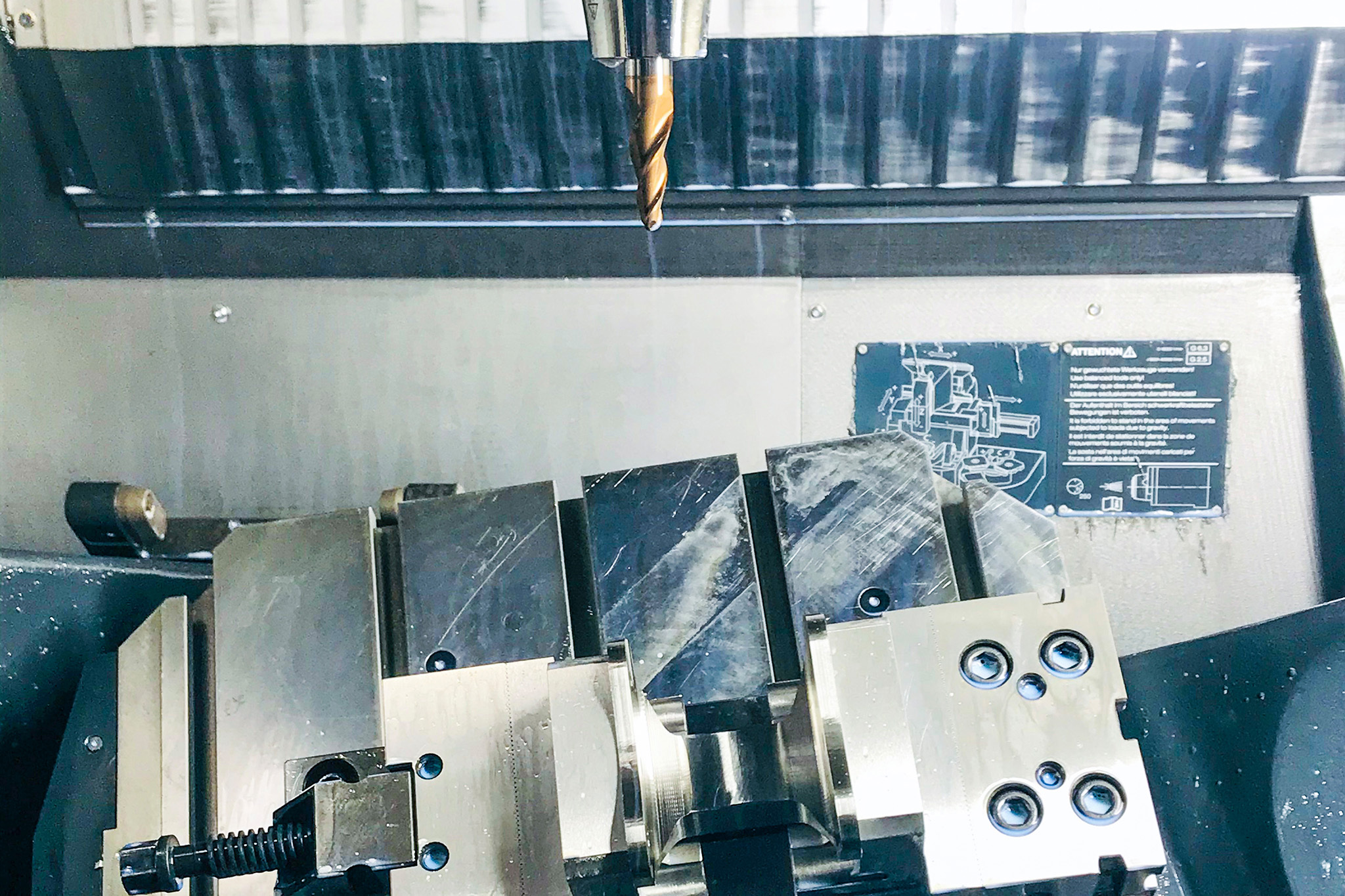 A taper milling cutter from MAPAL and the titanium component to be machined are clamped in the machine.